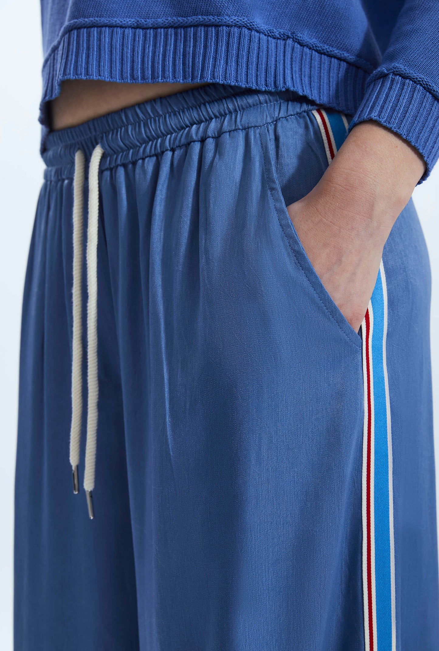 بنطلون جينز واسع الساق بخطوط جانبية